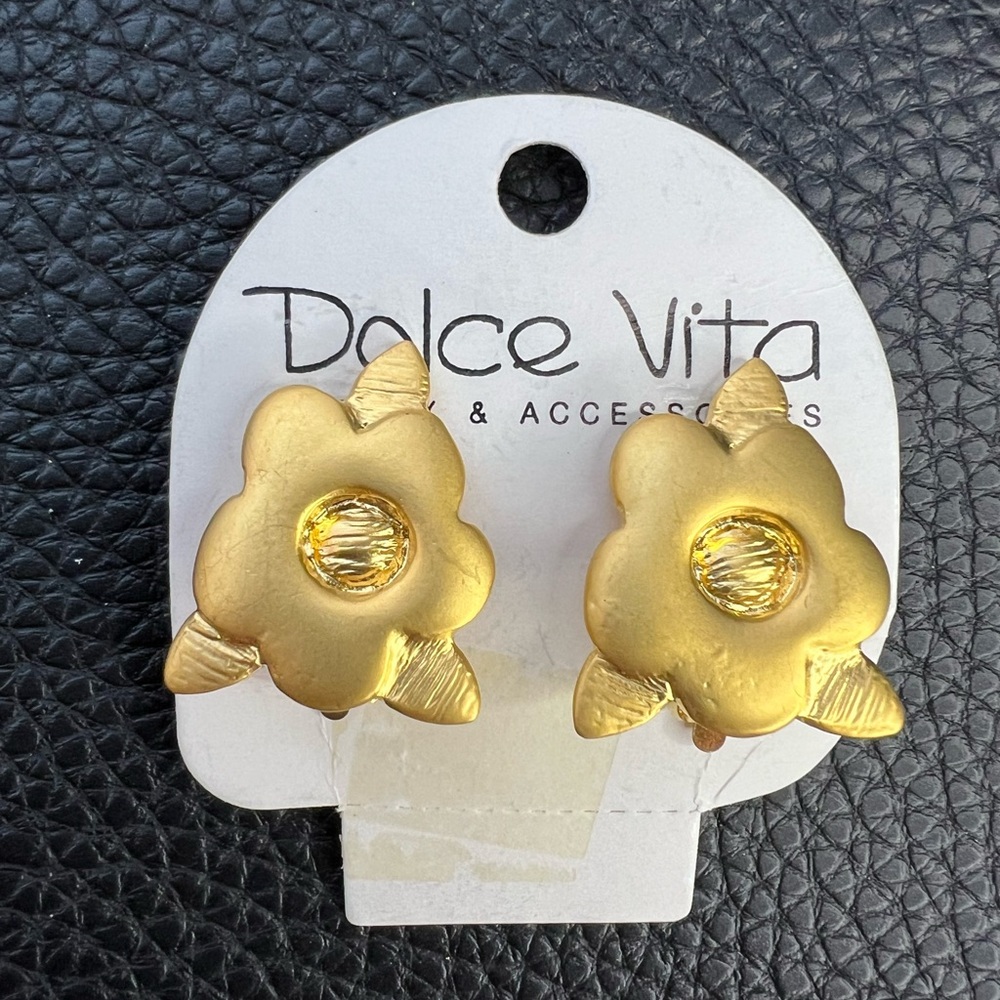 RARE Vintage Dolce Vita France Gold Tone Clip On Flower Earrings Signed ¾”